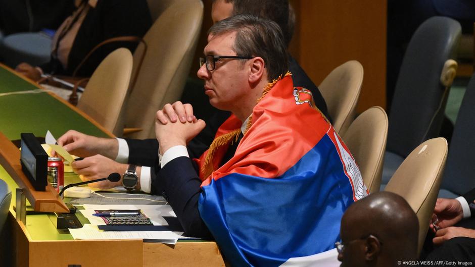 Predsednik Srbije Aleksandar Vučić pratio je glasanje u UN o Danu sećanja na genocid u Srebrenici ogrnut u nacionalnu zastavu