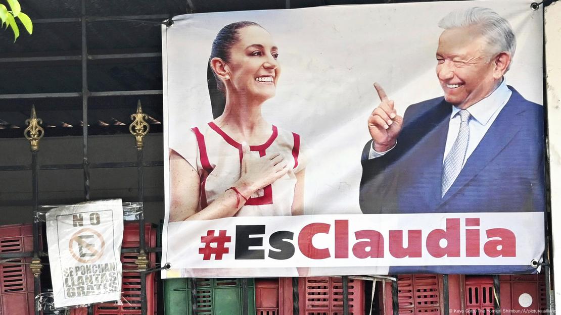 Claudia Sheinbaum und Amtsinhaber Andrés Manuel López Obrador gemeinsam auf einem Wahlplakat