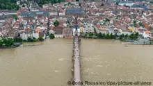 Der Neckar ist auf Höhe der historischen Altstadt und der Alten Brücke von Heidelberg bei massivem Hochwasser über die Ufer getreten (Luftaufnahme mit einer Drohne). +++ dpa-Bildfunk +++