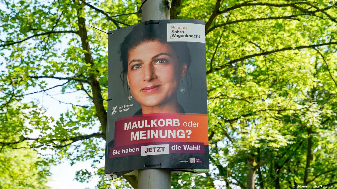 Sahra Wagenknecht,  në një poster të varur në një pemë në Berlin. 