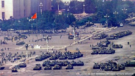 Pamje nga sheshi Tian'anmen, tanke në rrugë mbledhur një ditë pas shtypjes së përgjakshme të demonstratës për demokraci