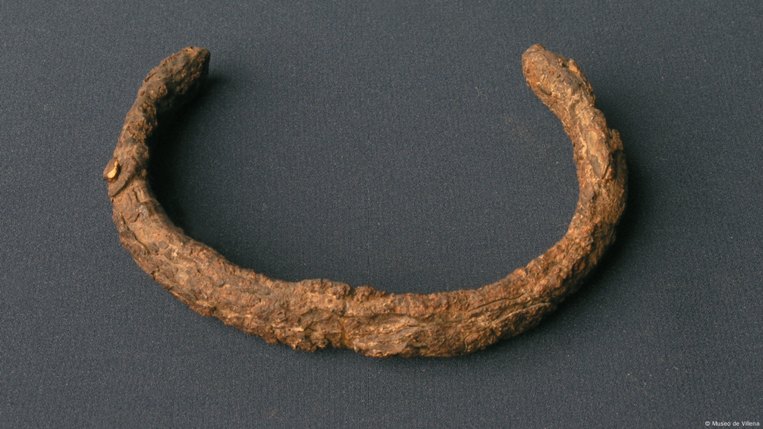 El brazalete de hierro meteorítico del Tesoro de Villena ha sorprendido a los arqueólogos. El brazalete de hierro meteorítico del Tesoro de Villena ha sorprendido a los arqueólogos.
