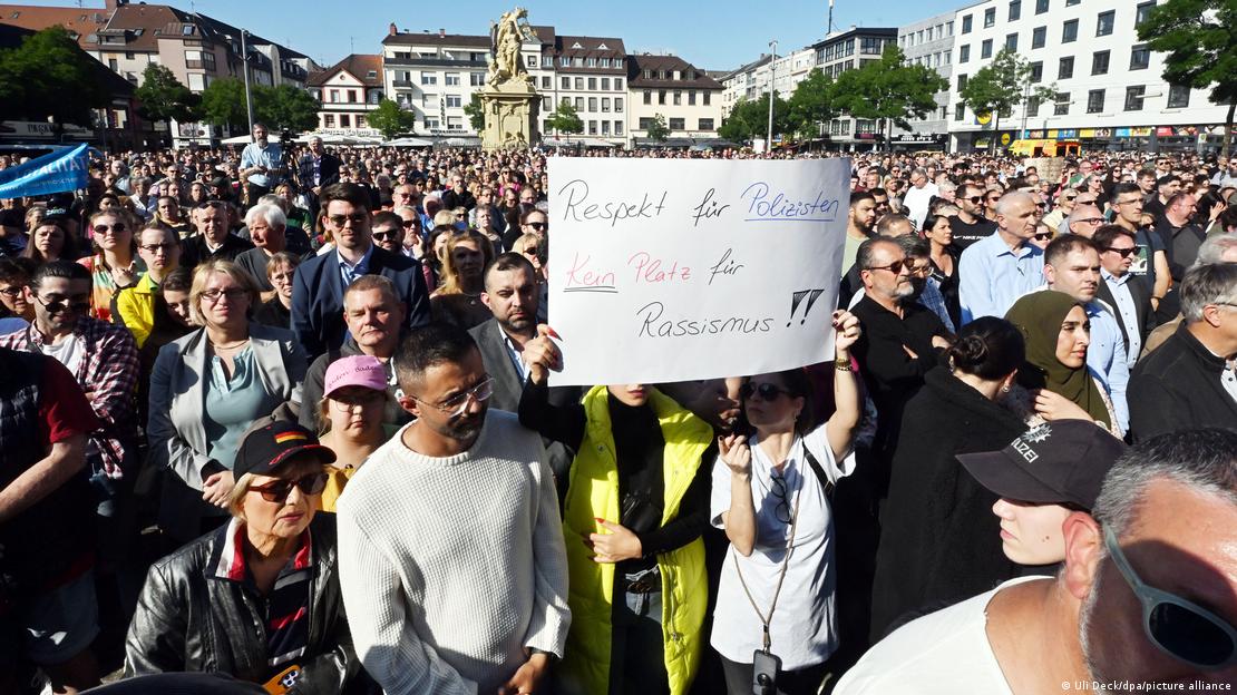 "Respect for police officers, no room for racism!" Thousands gathered in Mannheim to pay their respects on June 3, 2024.