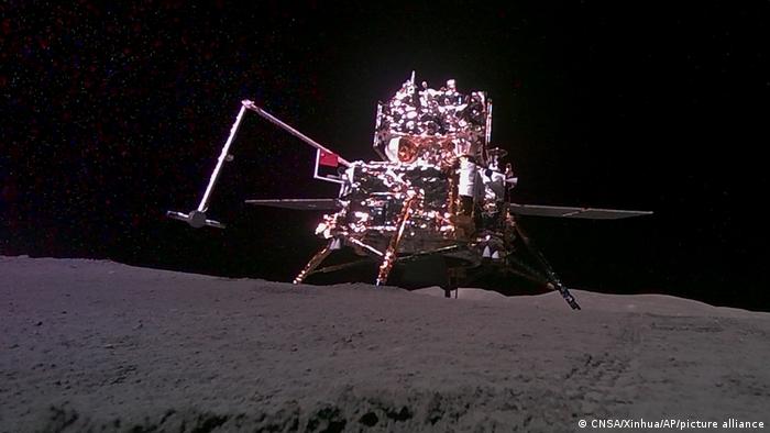 A pequena bandeira surgiu em um braço retrátil implantado na lateral do módulo lunar