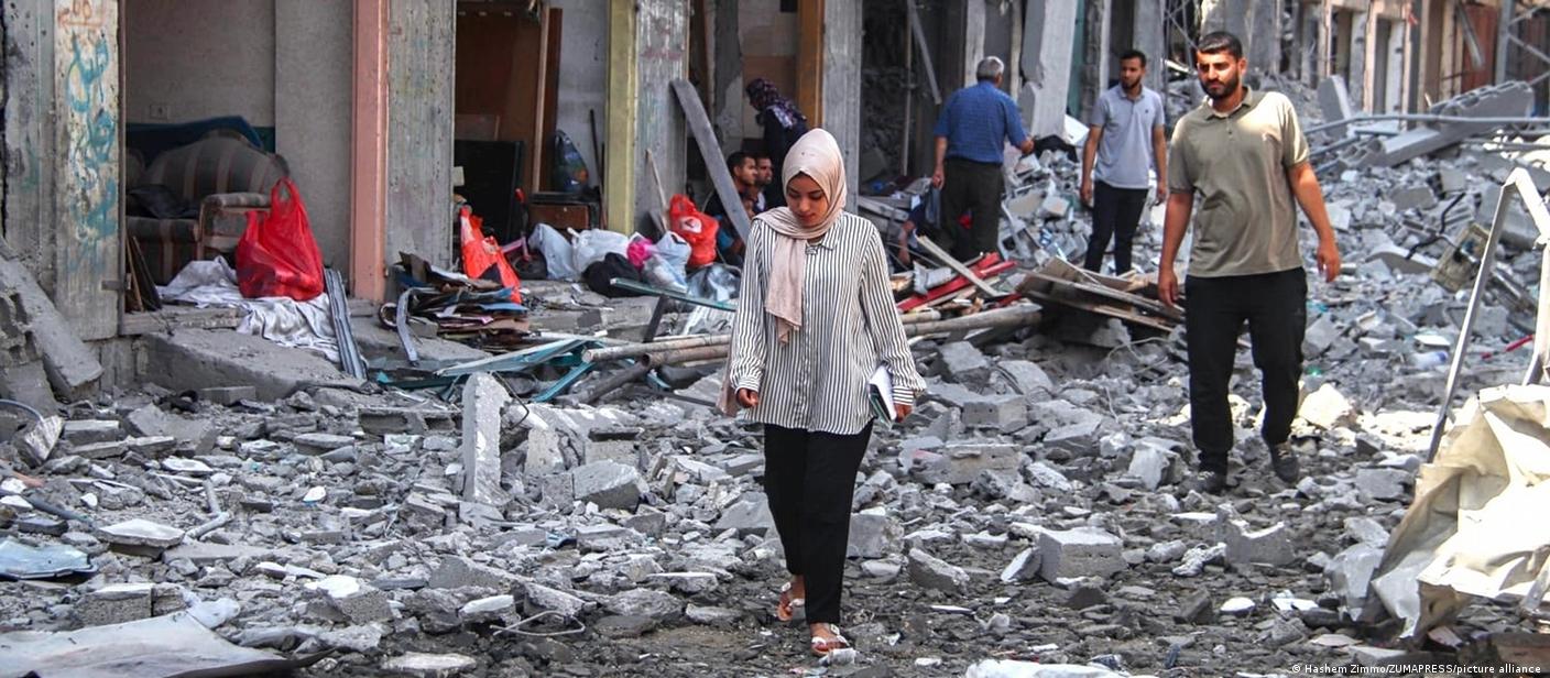 زن و مردی در میان آوارهای یک خیابان