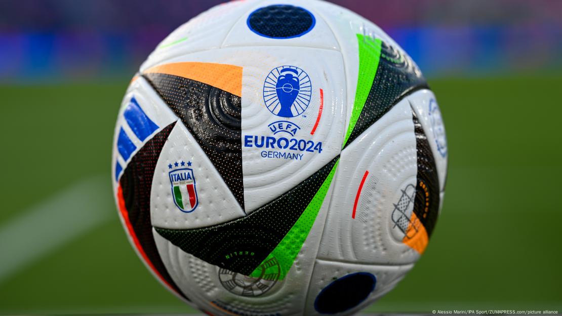 EURO 2024 resmi logolu futbol topu.