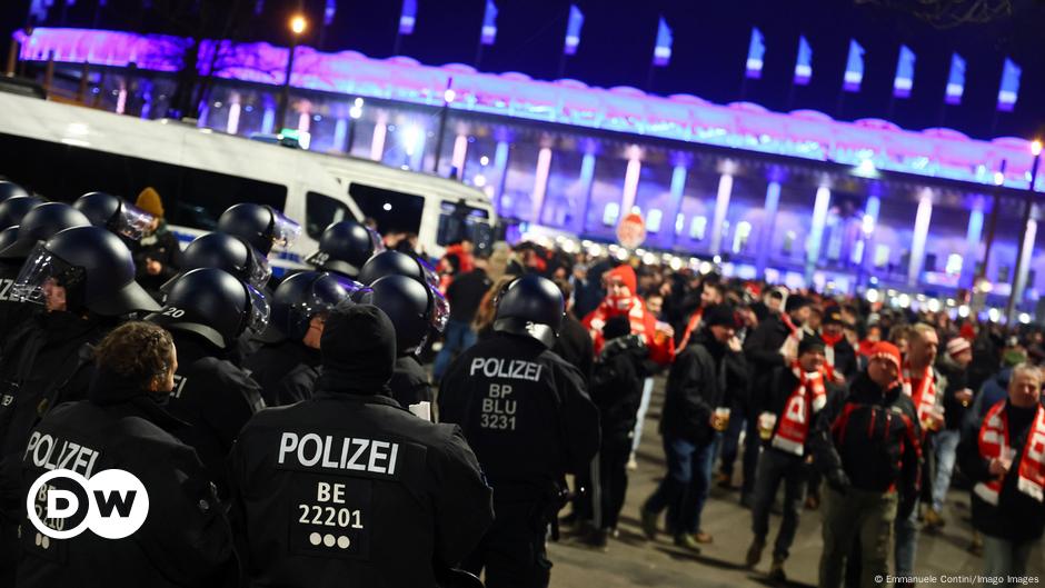 Wer zahlt die Polizeikosten bei Fußball-Hochrisikospielen?