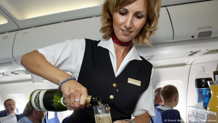 Vinho, champanhe ou cerveja a bordo: um ritual com consequências de incômodas a fatais?