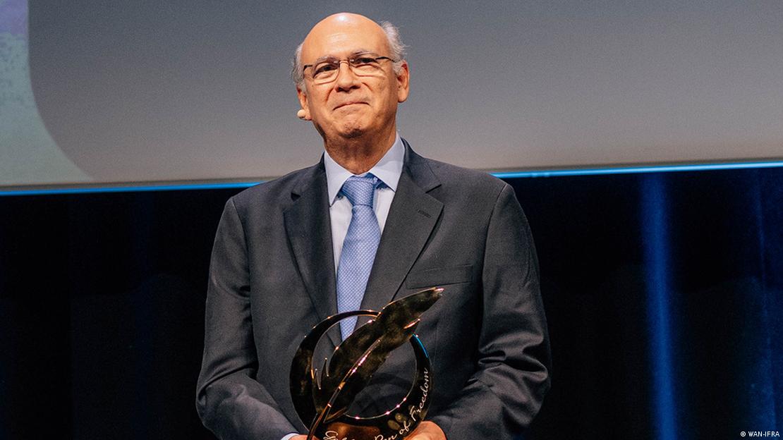 Carlos Fernando Chamorro con el premio Pluma de Oro de la Libertad 2024. (Archivo). Carlos Fernando Chamorro con el premio Pluma de Oro de la Libertad 2024. (Archivo).