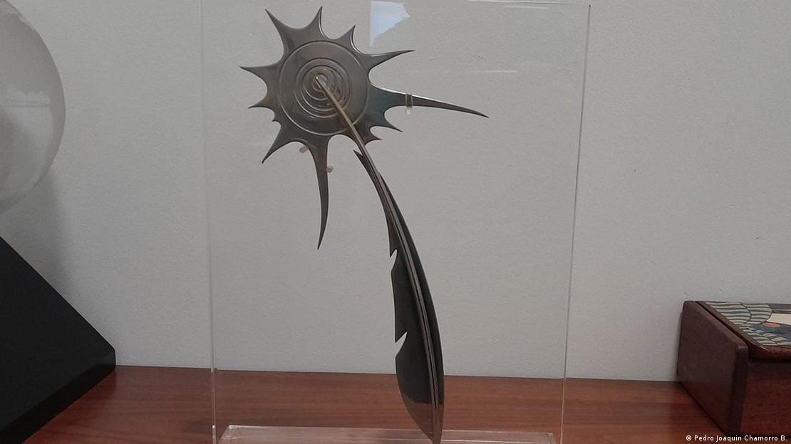 La Pluma de Oro de la Libertad 1982 entregada a Pedro Joaquín Chamorro.