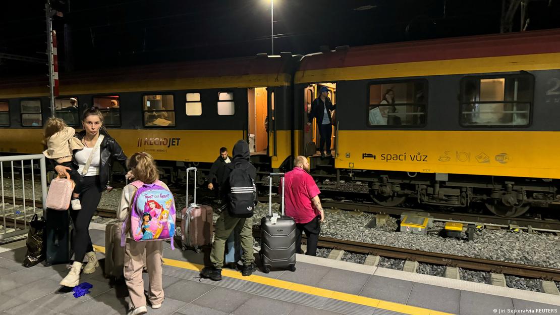 Los pasajeros del tren que se dirigía de Praga a Kosice, en Eslovaquia, evacuaron el convoy tras el accidente. Los pasajeros del tren que se dirigía de Praga a Kosice, en Eslovaquia, evacuaron el convoy tras el accidente.