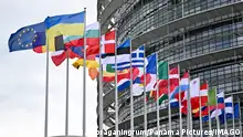 25/04/2024*** Flaggen der EU-Staaten und der Ukraine sowie die EU-Flagge wehen vor dem EU-Parlament in Straßburg. Straßburg, 25.04.2024 Grand Est Frankreich *** Flags of the EU states and Ukraine as well as the EU flag fly in front of the EU Parliament in Strasbourg Strasbourg, 25 04 2024 Grand Est France Copyright: xDwixAnoraganingrumx