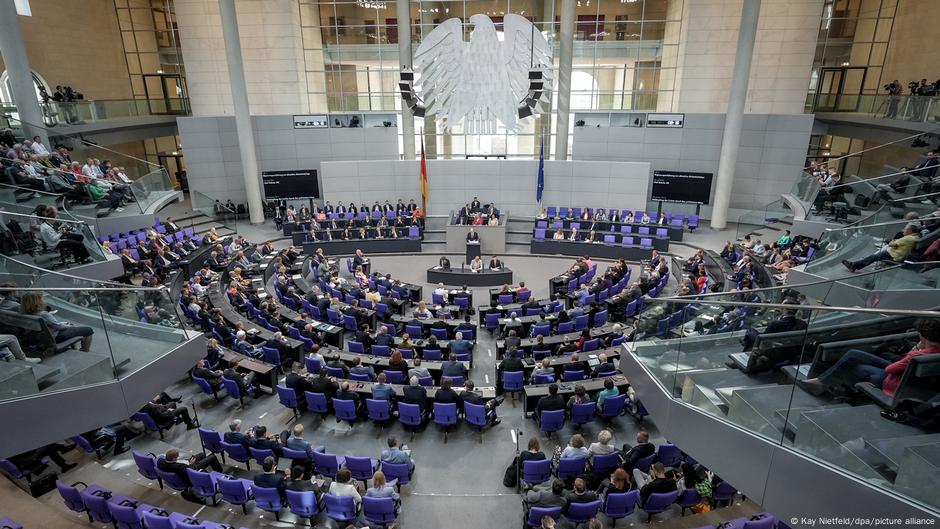 Poslanici u Bundestagu, po uobičajenoj proceduru, povećali sami sebi plate za 5,4 odsto