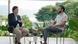 Tucker Carlson sentado al aire libre junto a Nayib Bukele. Tucker Carlson sentado al aire libre junto a Nayib Bukele.