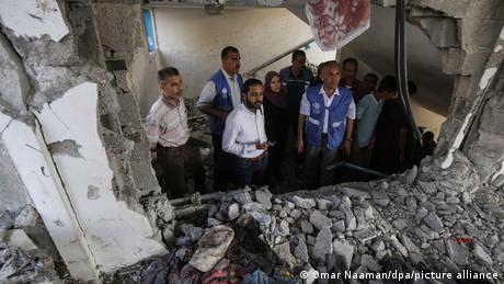 Bei einem israelischen Luftangriff auf ein Schulgebäude im Gazastreifen wurden palästinensischen Angaben zufolge mindestens 30 Menschen getötet.