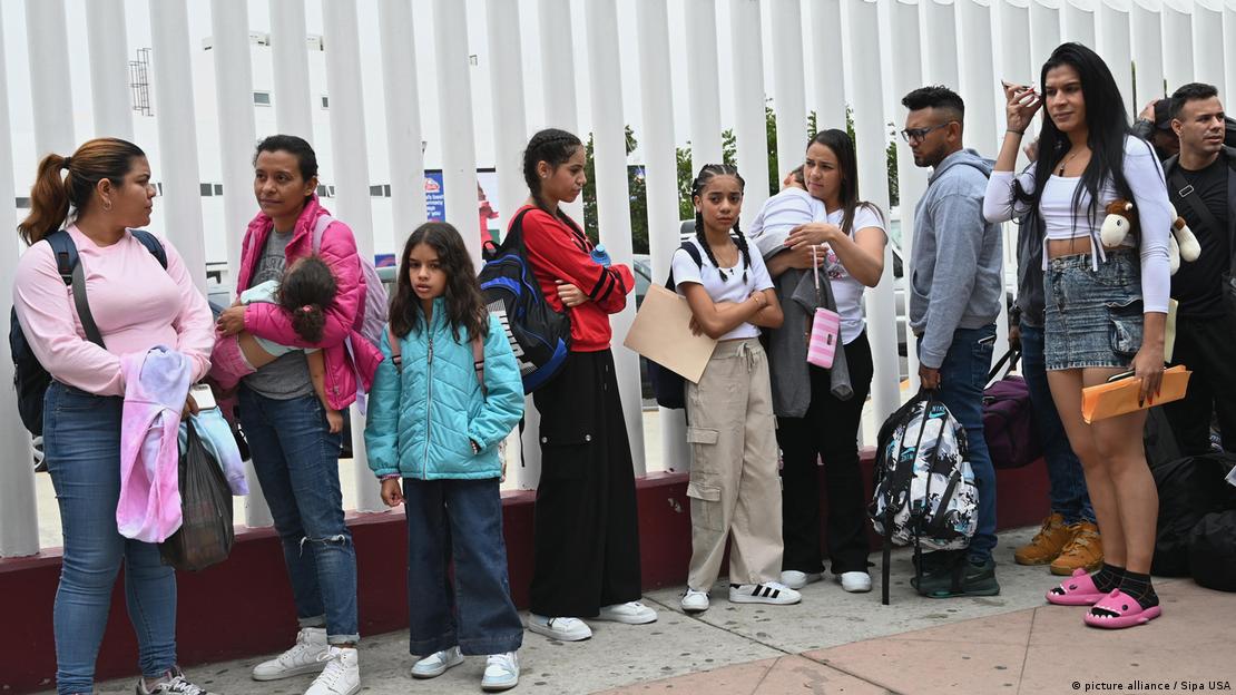 Imigrantes com crianças e bebês chegam na fronteira com os EUA