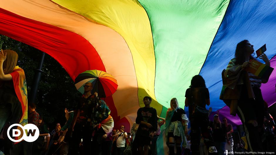 LGBTQ+ activists warn against normalizing Europe’s far right – DW – 06/07/2024