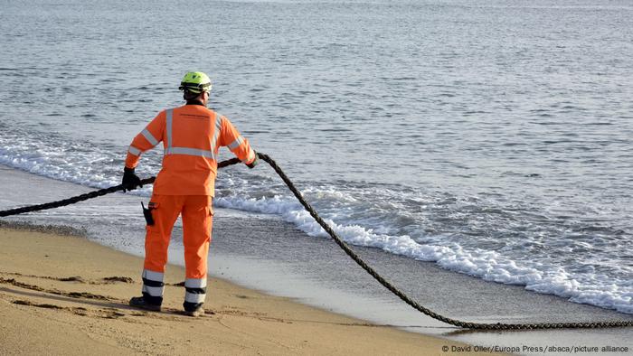 Os cabos submarinos podem transmitir mais dados a um custo menor do que os satélites