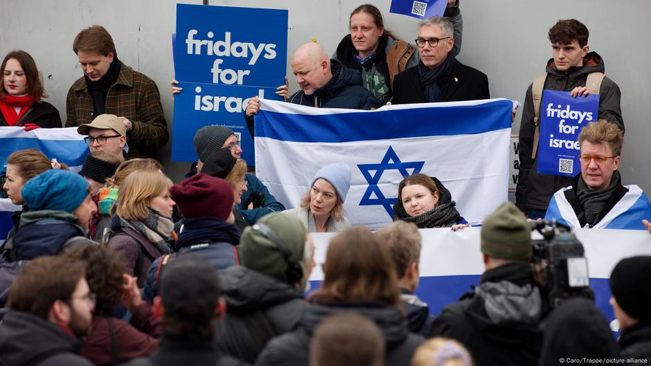 Demonstracije pokreta „Fridays for Israel“ u februaru 2024. ispred Slobodnog univerziteta imale su za cilj iskazivanje solidarnosti s jevrejskim studentima