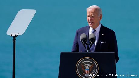 Zu sehen ist der amerikanische Präsident Joe Biden, der vor einem Podest stehend eine Rede hält.