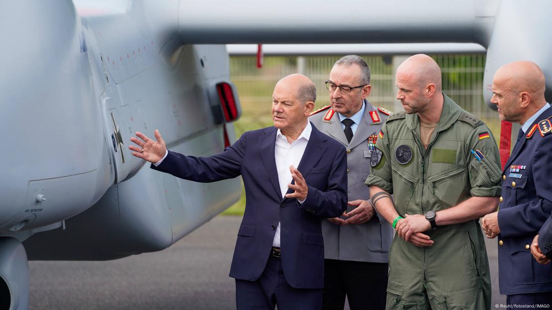 El canciller Olaf Scholz junto a un dron Heron TP.