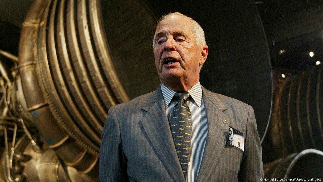 El general William Anders, delante del Saturn 5 Aft End, los motores del cohete F-1 de la primera etapa del vehículo de lanzamiento del Apolo 11/Saturno 5, el 20 de julio de 2004.