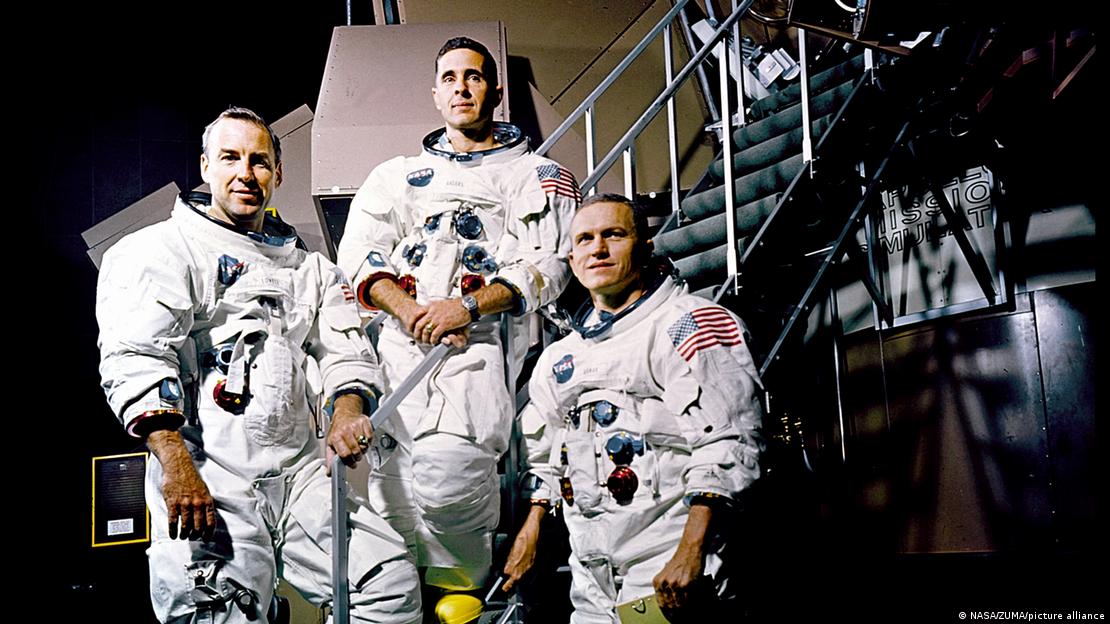 El astronauta William Anders (centro) junto a sus colegas Frank Borman y James A. Lovell, el 22 de noviembre de 1968.