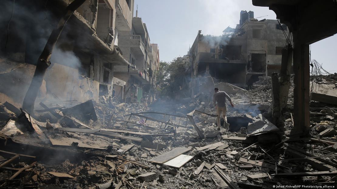 Palestinos observam as consequências do bombardeio israelense no campo de refugiados de Nuseirat, na Faixa de Gaza, no sábado, 8 de junho de 2024. 