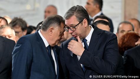 Millorad Dodik dhe Aleksandas Vuçiq duke folur kokë më kokë