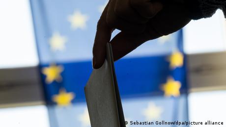 Bei der Europawahl 2024 geht das Mitte-Rechts-Bündnis EVP als Sieger hervor, gefolgt von den Sozialdemokraten und rechtspopulistischen Bündnissen. 
