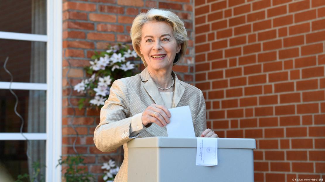 Presidente da Comissão Europeia, Ursula von der Leyen, vota para o Parlamento Europeu