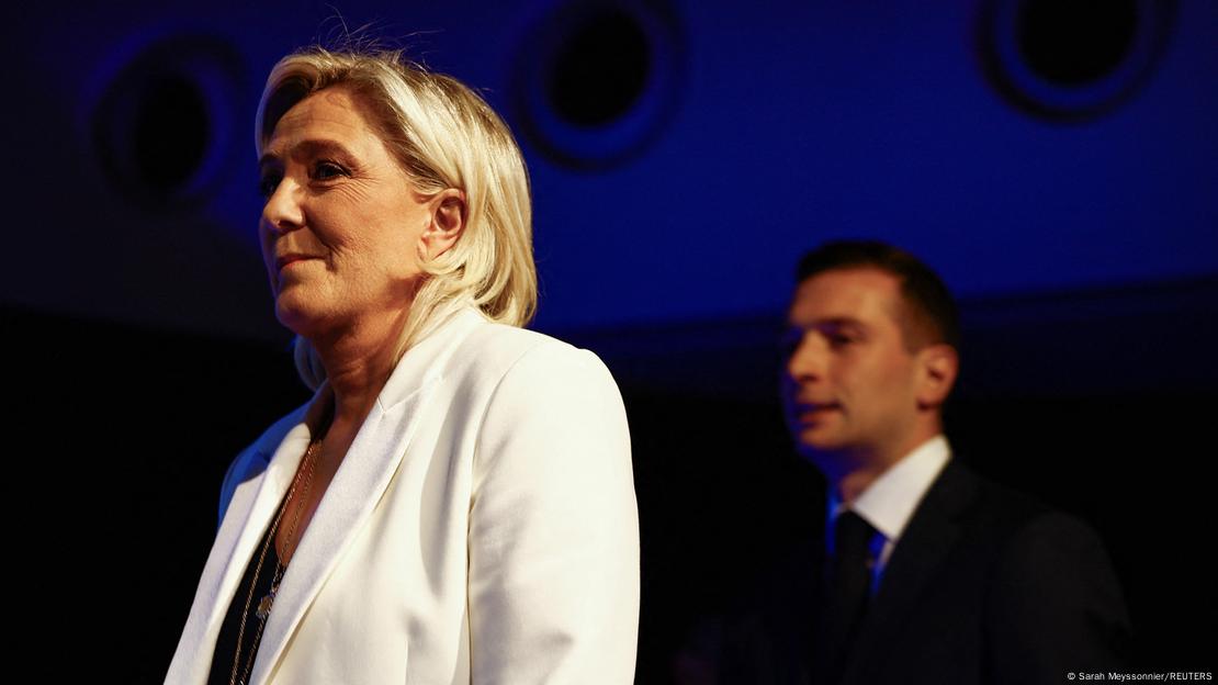 RN lideri Jordan Bardella (sağda) ve partinin önde gelen ismi Marine Le Pen (solda)