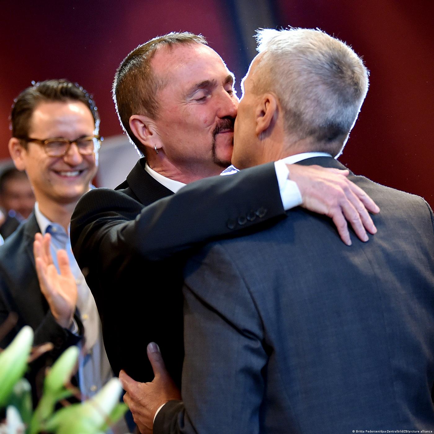 Les 30 ans de l'abolition du "paragraphe 175" qui criminalisait l'homosexualité en Allemagne // La "ligne rouge" en diplomatie