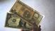 Billete cubano junto a dólar.