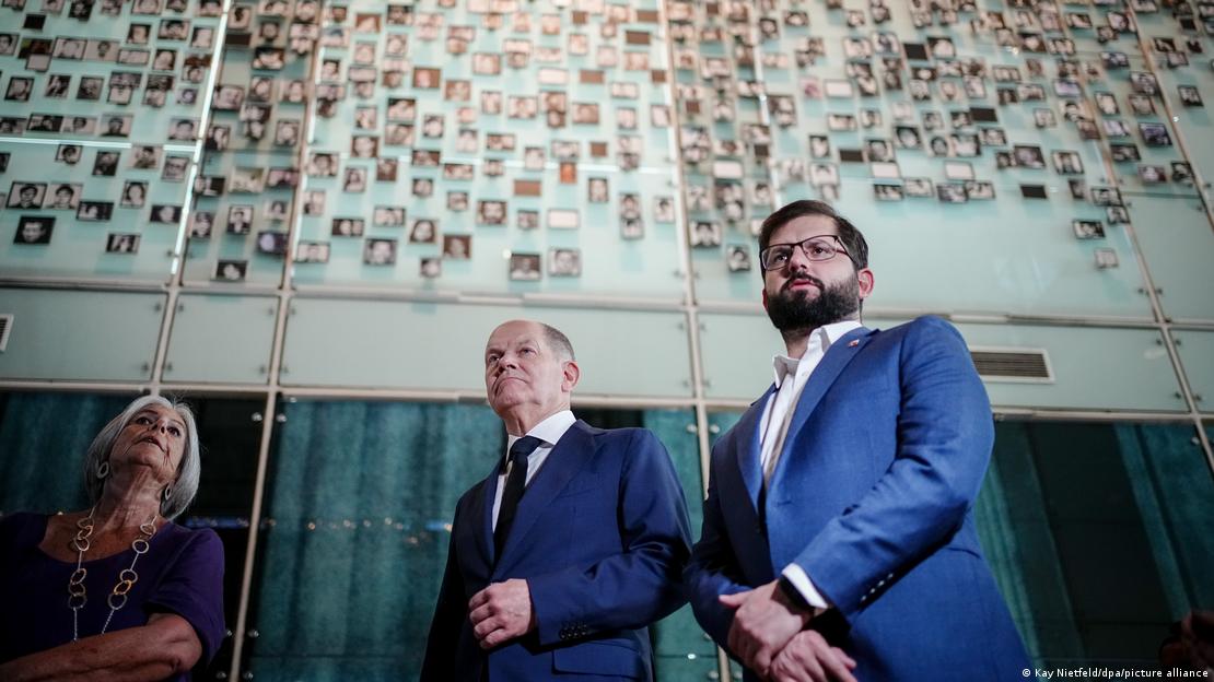 El presidente chileno, Gabriel Boric, y el entonces canciller alemán Olaf Scholz, en 2023, en el Museo de la Memoria y los Derechos Humanos de Chile.