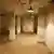 Ein weiß getünchter Keller mit einzelnen Leuchten an der Decke