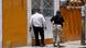 Dos agentes inspeccionan una de las entradas de la vivienda. Dos agentes inspeccionan una de las entradas de la vivienda.