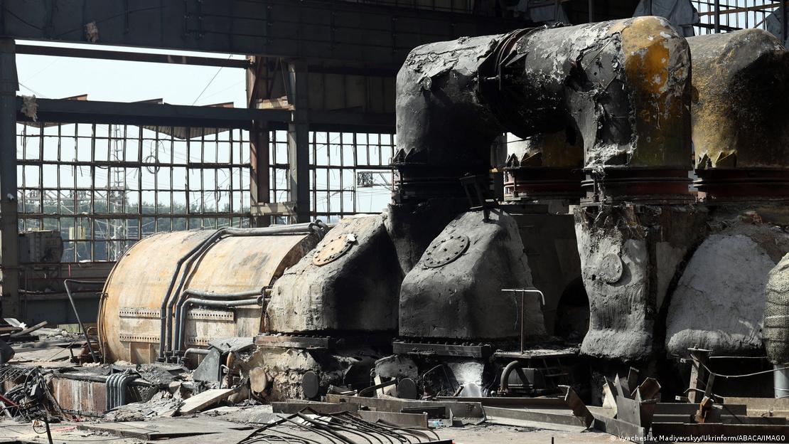 Maquiinário industrial danificado após um ataque russo