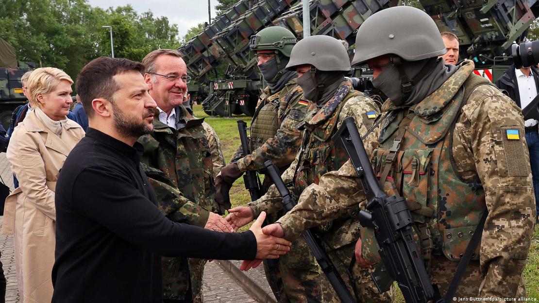 Zelenski cumprimenta soldados das Forças Armadas alemãs com o rosto mascarado