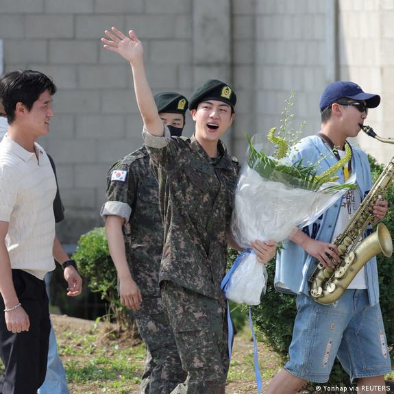BTS star Jin completes army service in South Korea – DW – 06/12/2024
