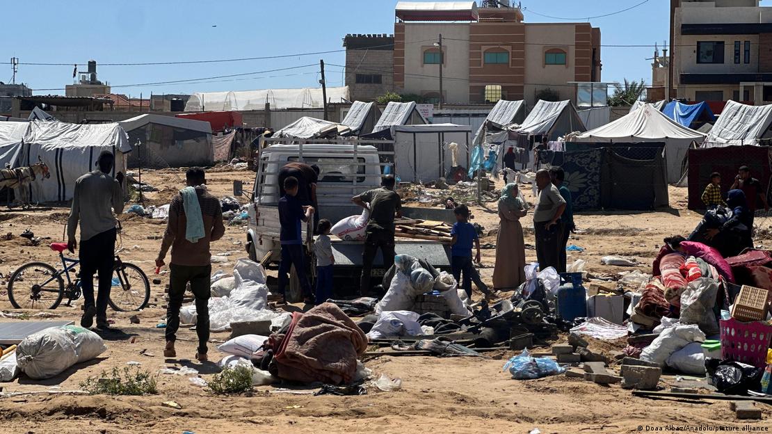 Palestinos que vivem em acampamentos na área de Khirbat al-Adas deixam suas casas após um ataque aéreo israelense a leste de Rafah, Gaza, em 08 de maio de 2024
