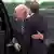 El presidente Joe Biden abraza a su hijo Hunter (de espaldas) en la base aérea militar de Delaware, EE.UU. (Imagen de archivo: 11.06.2024)