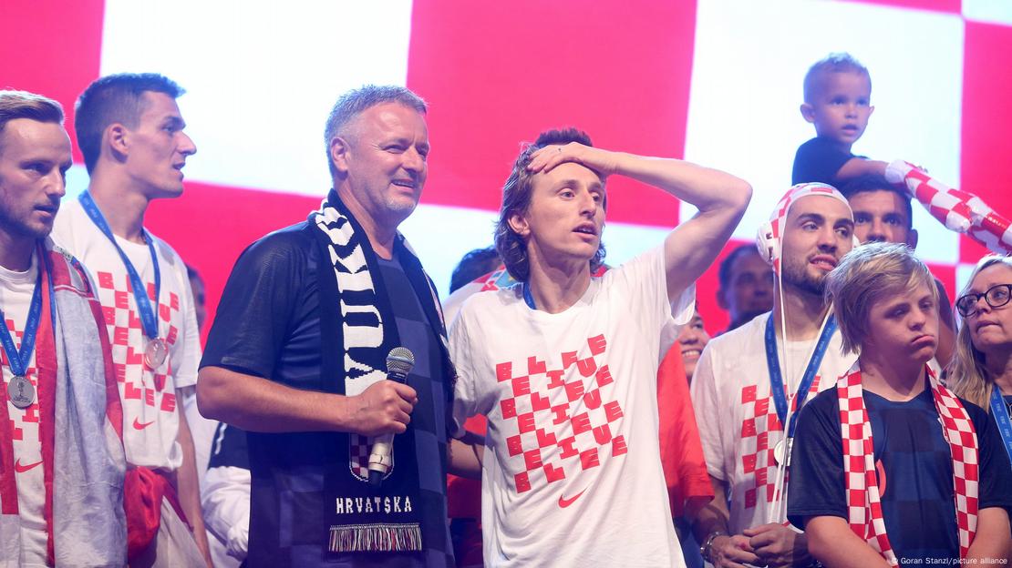 O cantor Marko Perkovic Thompson ao lado do jogador de futebol Luka Modric O cantor Marko Perkovic Thompson ao lado do jogador de futebol Luka Modric
