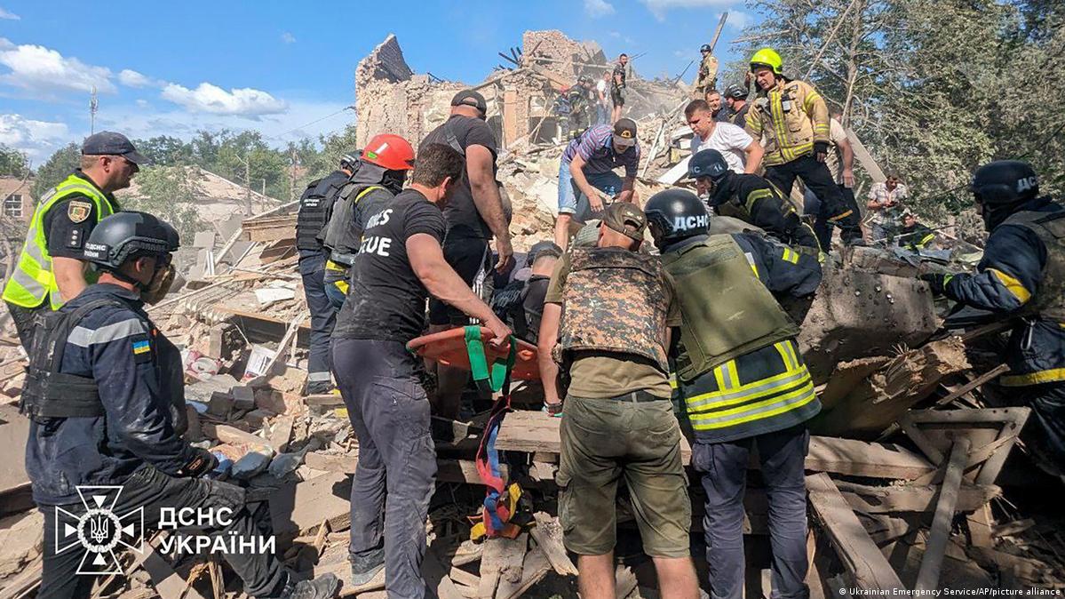 Ukraine updates: Fatal daytime strike on Zelenskyy hometown – DW