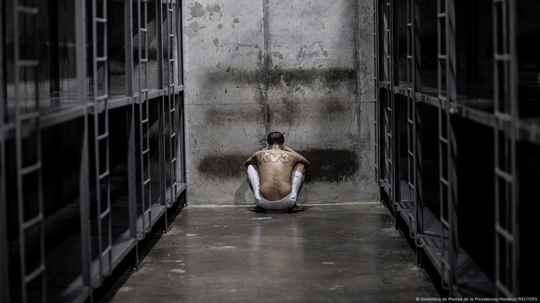 Confinamiento de un preso en el Centro de Confinamiento del Terrorismo (CECOT), un centro penitenciario en Tecoluca. Confinamiento de un preso en el Centro de Confinamiento del Terrorismo (CECOT), un centro penitenciario en Tecoluca.