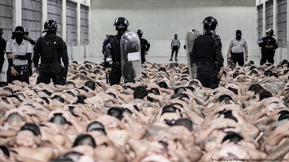 Prisioneros del Centro de Confinamiento del Terrorismo (CECOT).