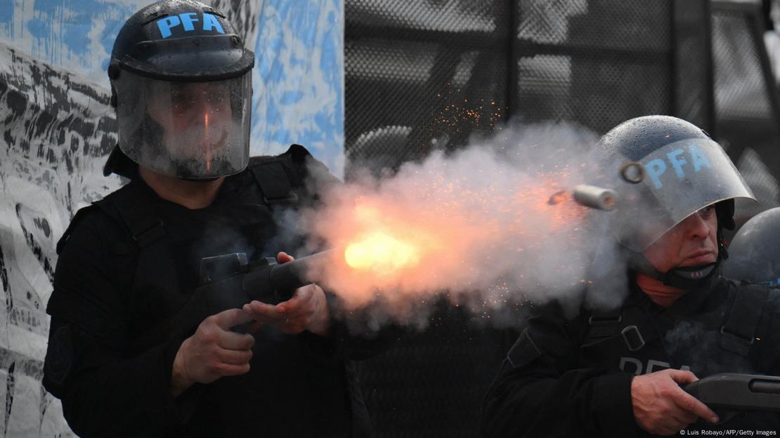 Policías disparan a manifestantes en Buenos Aires, el 12 de junio de 2024.