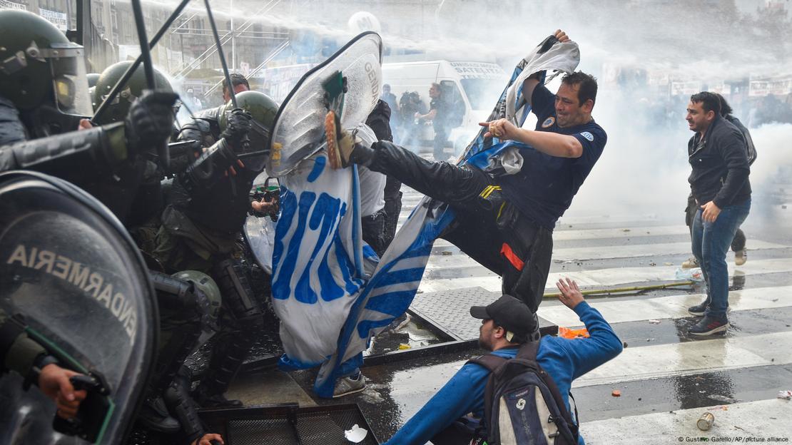 Un manifestante patea un escudo policial en las protestas contra las reformas de Milei, en Buenos Aires,