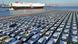 La imagen muestra una gran cantidad de automóviles estacionados en filas ordenadas en un puerto, listos para ser exportados. En el fondo, se ve un gran barco con el logo de BYD, una empresa china de fabricación de coches eléctricos El barco está atracado en el puerto, y se puede ver parte del mar y algunas grúas portuarias en el horizonte. La imagen muestra una gran cantidad de automóviles estacionados en filas ordenadas en un puerto, listos para ser exportados. En el fondo, se ve un gran barco con el logo de BYD, una empresa china de fabricación de coches eléctricos El barco está atracado en el puerto, y se puede ver parte del mar y algunas grúas portuarias en el horizonte.