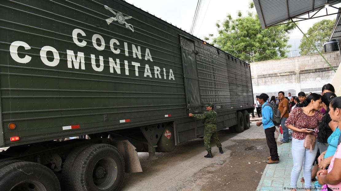 Un camión con las palabras Cocina Comunitaria frente a un grupo de personas en Chiapas. Un camión con las palabras Cocina Comunitaria frente a un grupo de personas en Chiapas.